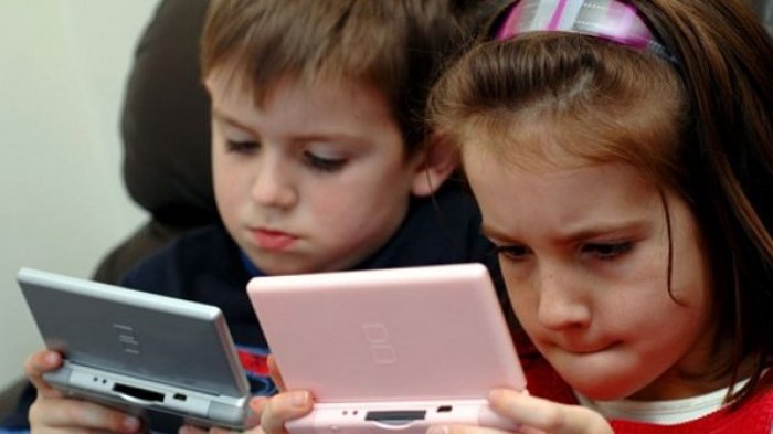 anak main gadget
